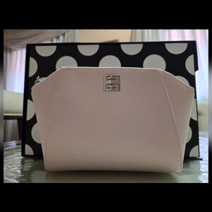 ✨️Givenchy Pouch✨️